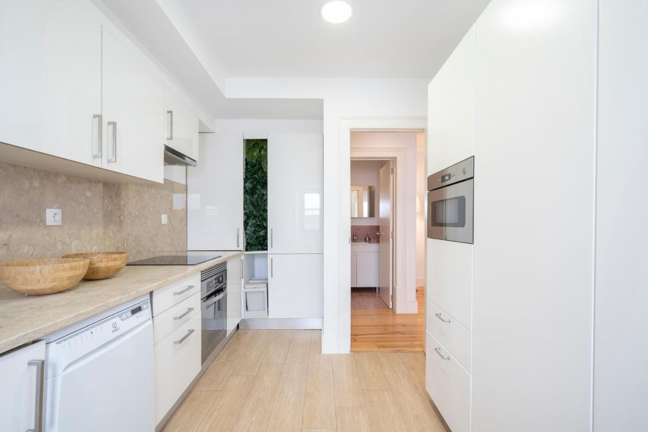 Warm And Cozy Parquet Flooring Apartment In Almada Bagian luar foto