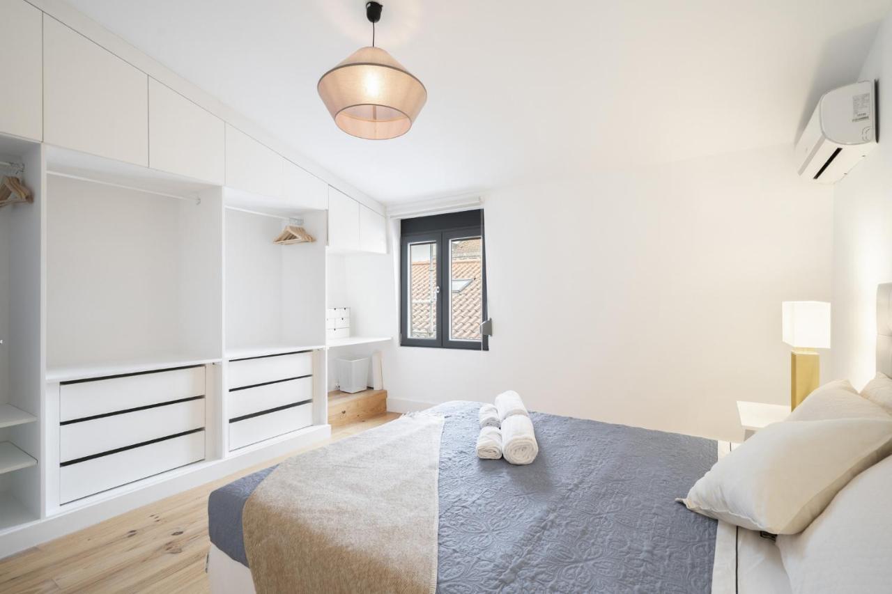 Warm And Cozy Parquet Flooring Apartment In Almada Bagian luar foto