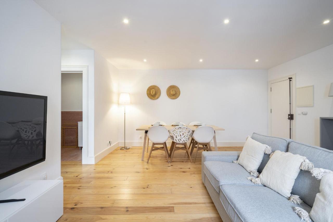 Warm And Cozy Parquet Flooring Apartment In Almada Bagian luar foto