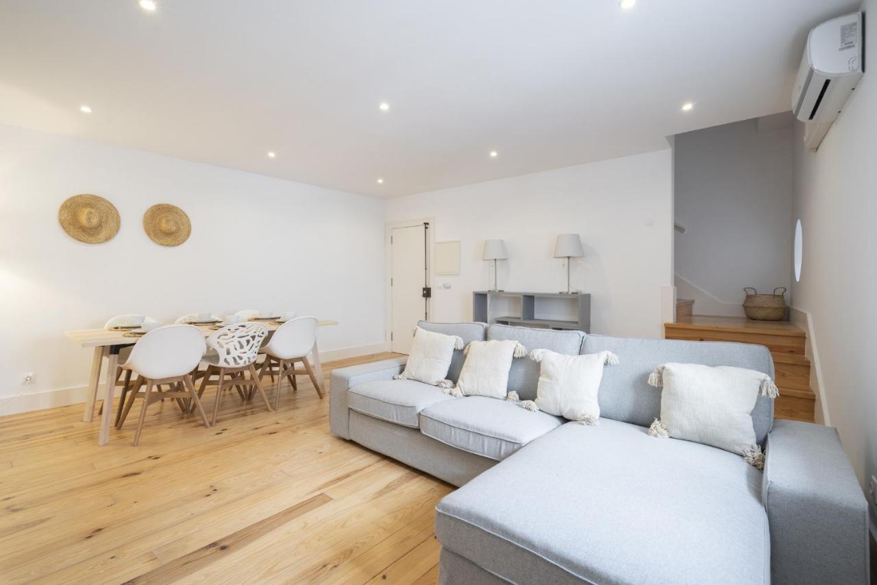 Warm And Cozy Parquet Flooring Apartment In Almada Bagian luar foto